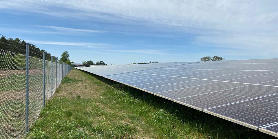 Dossow Modulreihe und Zaun mit Wiese