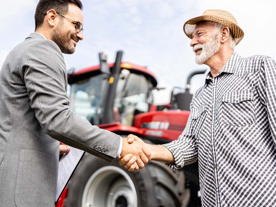 Handschlag zwischen Landwirt und Mitarbeiter EVH Grüne Energie.