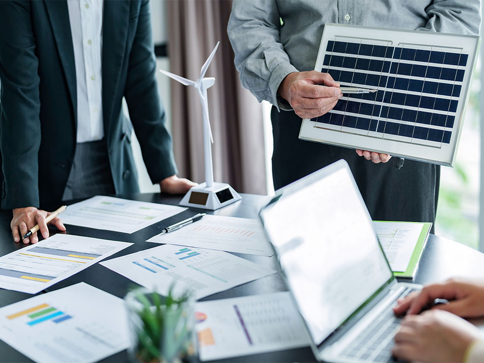 Viele Menschen planen den Bau eines Solarparks