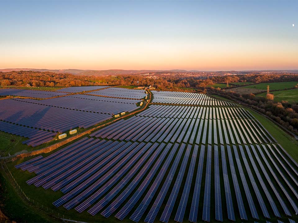 Solarpark von oben, während des Sonnenuntergangs