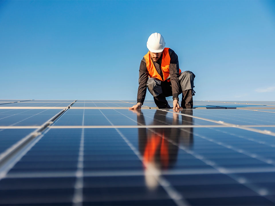 Ein Techniker installiert die Solarmodule